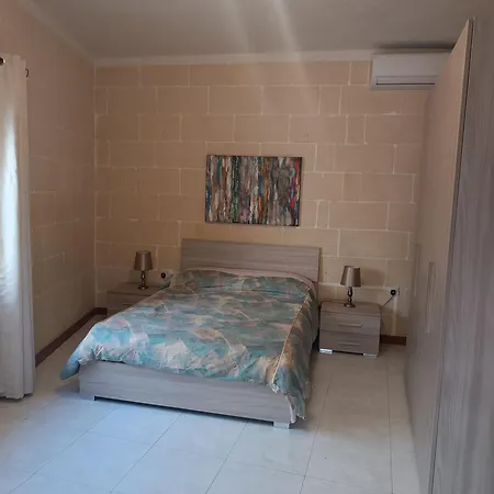 Апартаменты Hideaway Flats