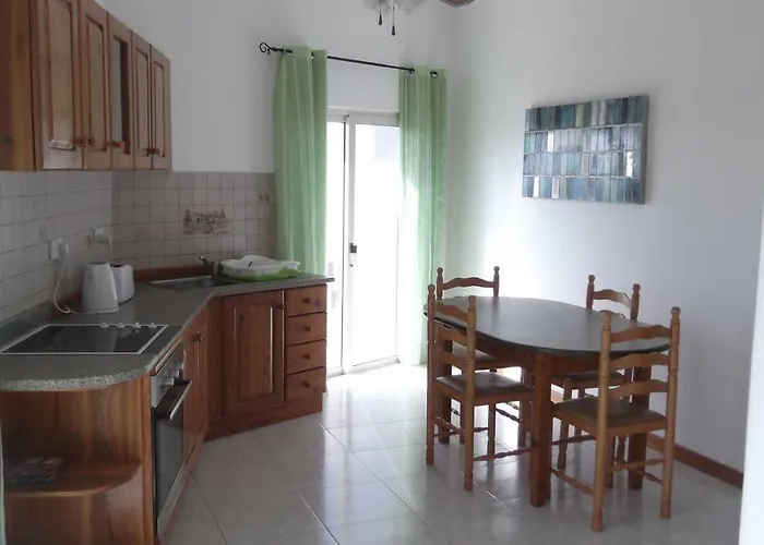 アパート Hideaway Flats